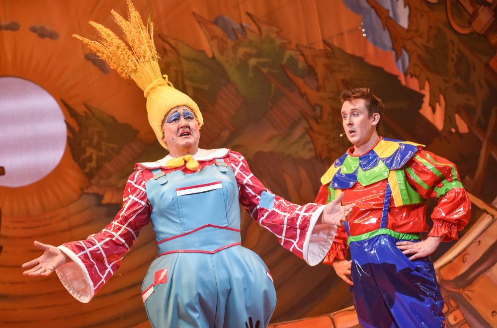 Iain Lauchlan and Craig Hollingsworth as Matilda and Simon Pudding (Puss in Boots, 2019/20)